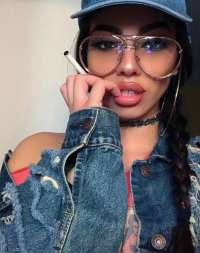Mezitli Bölgesinde Güzelliklerini Sergileyen Escort